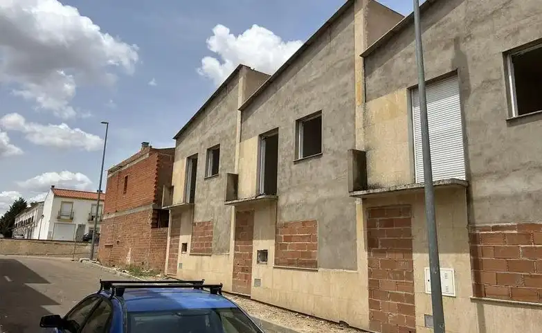 Vista exterior de Edificio en venta en La Albuera