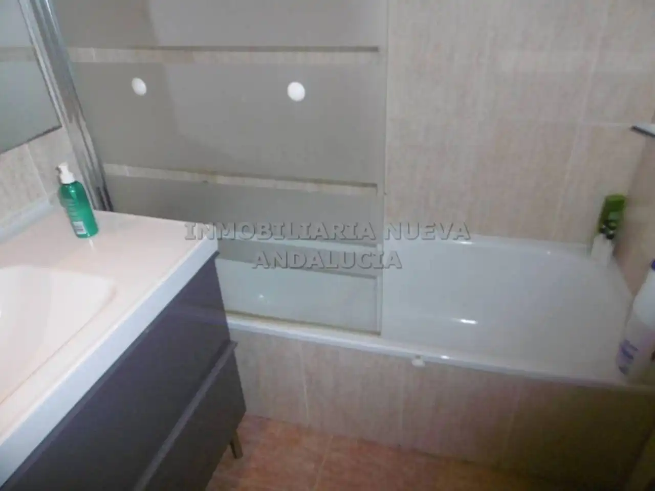 Bany de Pis de lloguer en Almería amb Aire condicionat, Terrassa i Moblat