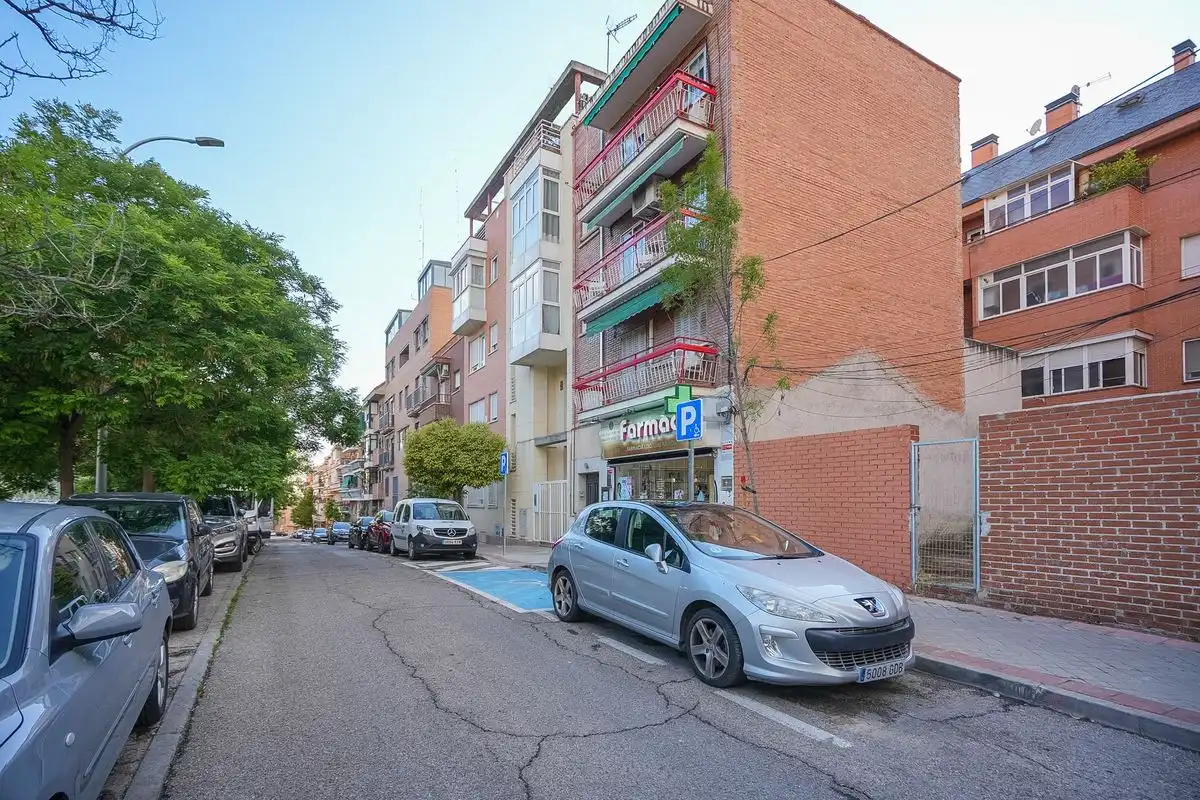 Vista exterior de Planta baixa en venda en Madrid amb Calefacció