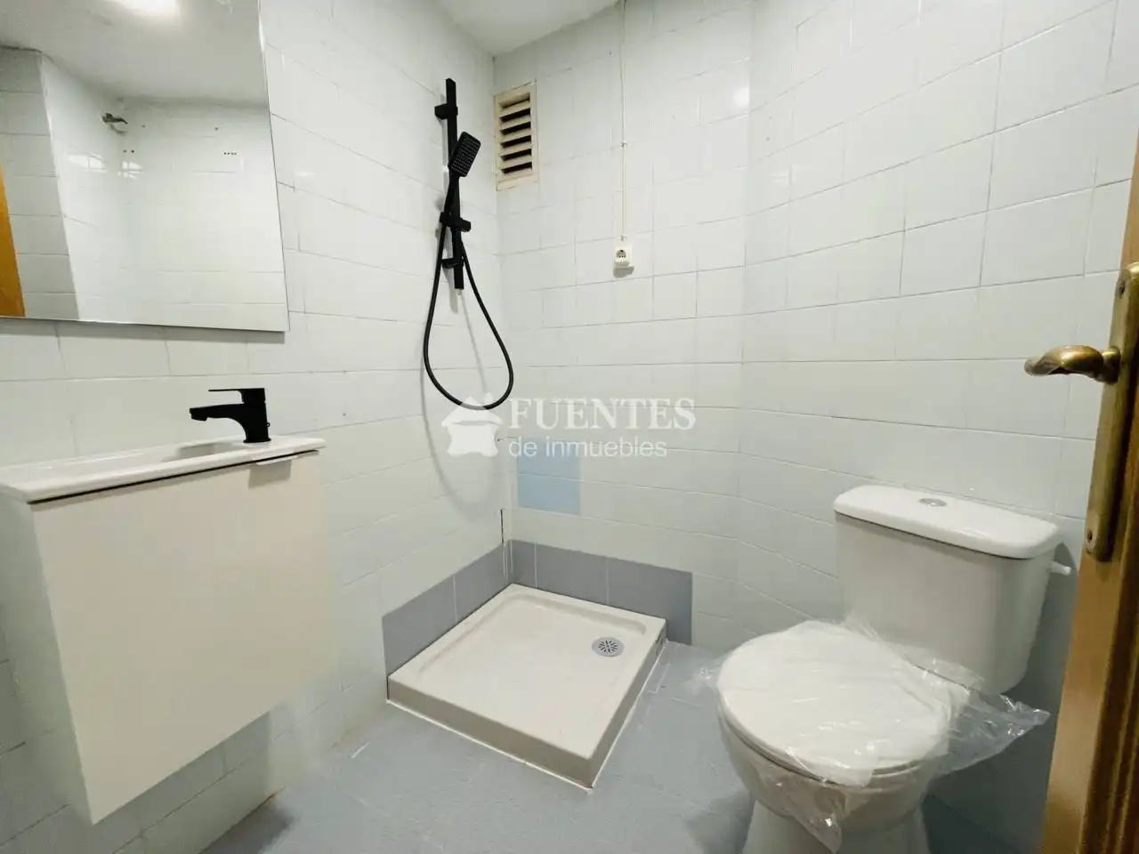 Bany de Pis en venda en Alicante / Alacant amb Aire condicionat, Terrassa i Moblat