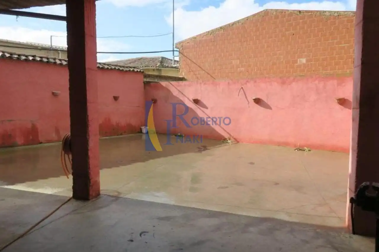Parking de Casa adosada en venta en Villaornate y Castro con Jardín privado