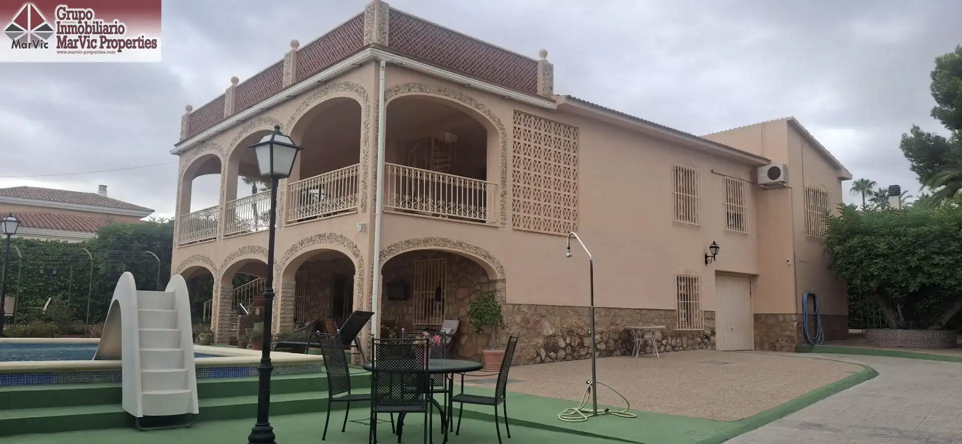 Vista exterior de Casa o xalet en venda en Benidorm amb Aire condicionat, Jardí privat i Terrassa