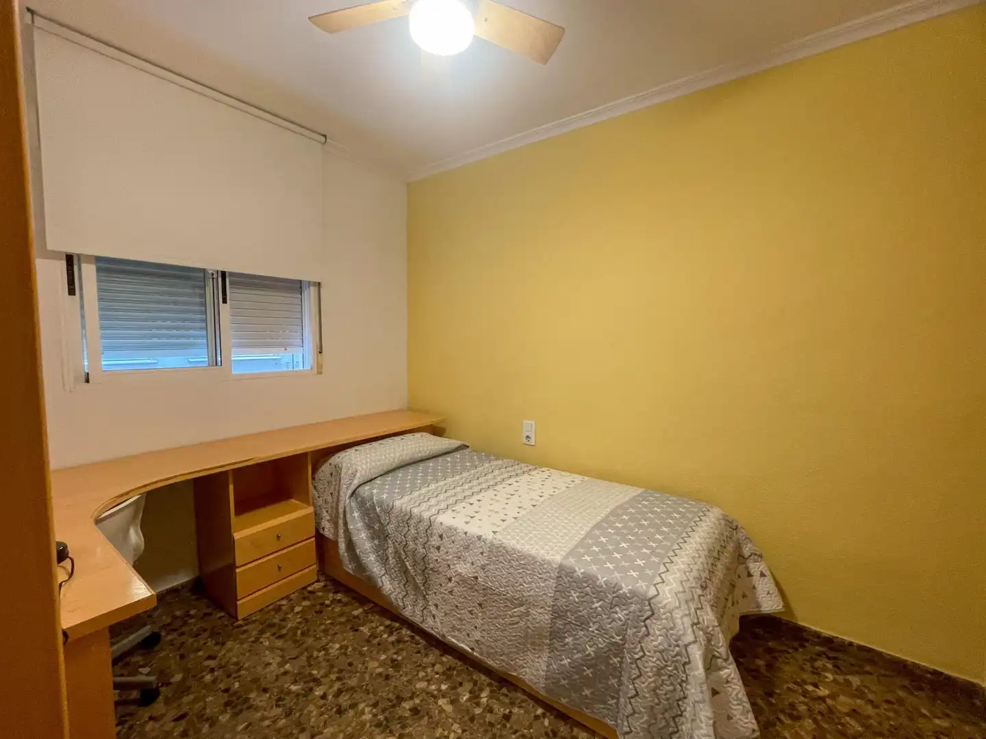 Habitación de Piso para compartir en Moncada con Amueblado y Balcón