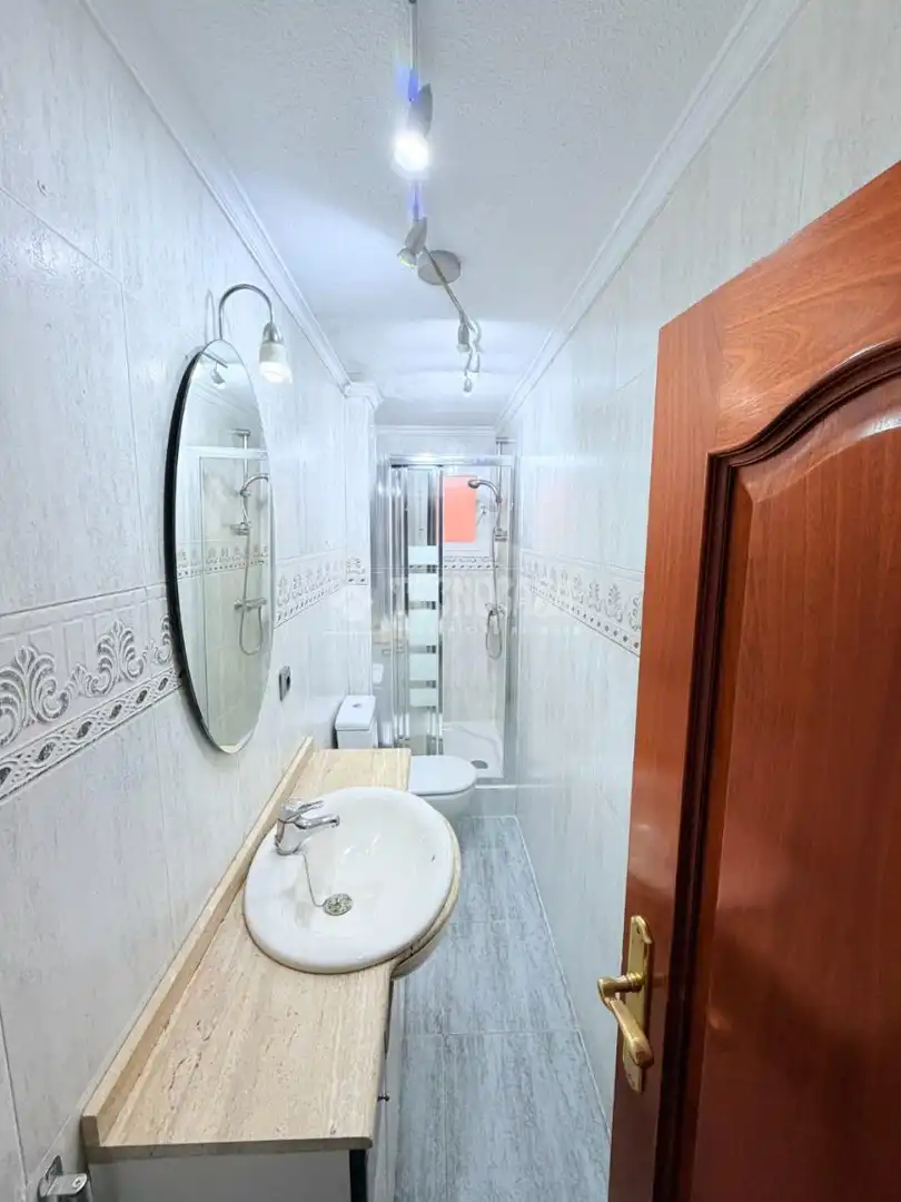 Bathroom of Flat for sale in Madrid  with Air Conditioner and Terrace