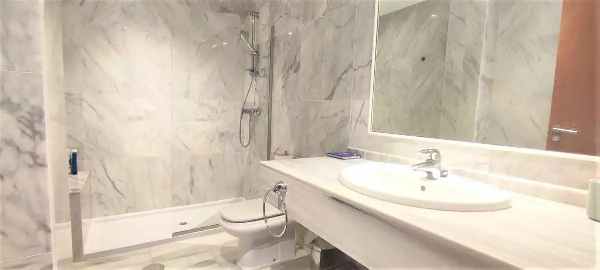 Badezimmer von Haus oder Chalet zum Verkauf in Benahavís mit Klimaanlage, Heizung und Privatgarten