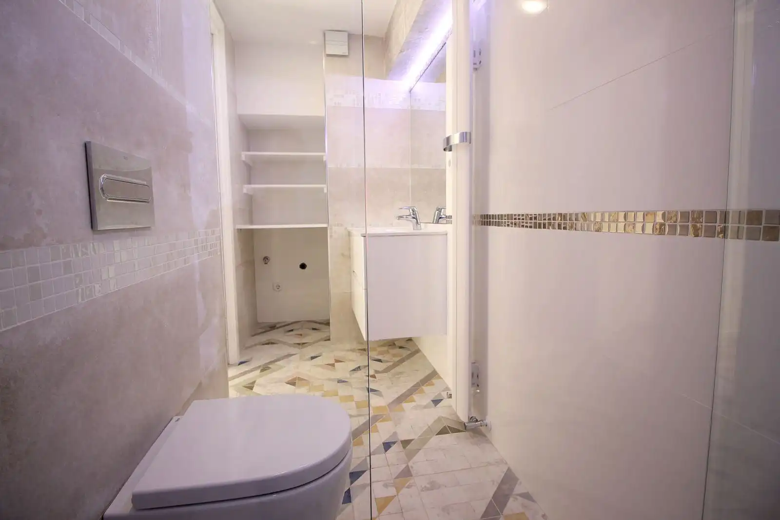 Bathroom of Flat for rent in Madrid  with Air Conditioner, Heating and Terrace