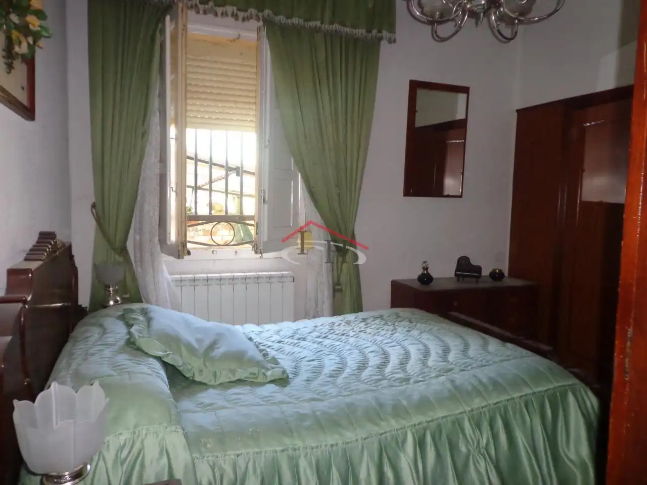 Dormitori de Casa o xalet en venda en León Capital  amb Calefacció i Jardí privat