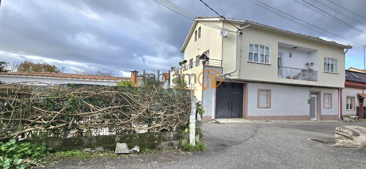 Vista exterior de Casa o xalet en venda en Vilagarcía de Arousa amb Calefacció, Jardí privat i Terrassa