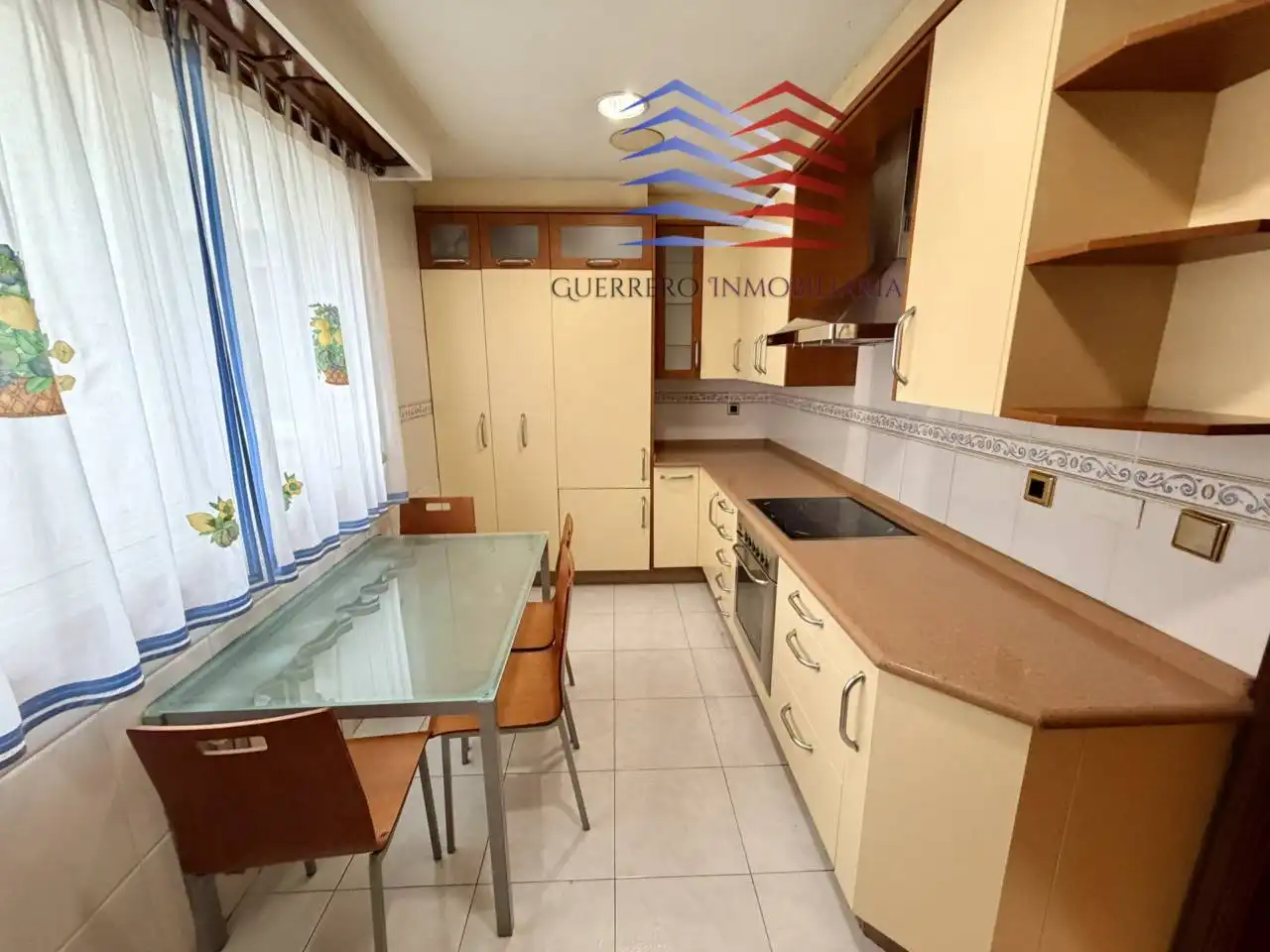 Cuina de Apartament de lloguer en Ourense Capital  amb Calefacció, Parquet i Terrassa