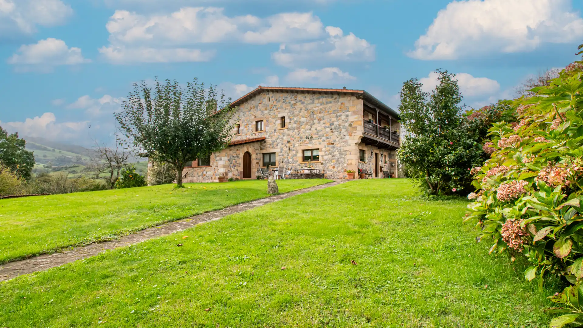 Vista exterior de Casa o xalet en venda en Villafufre amb Jardí privat i Moblat