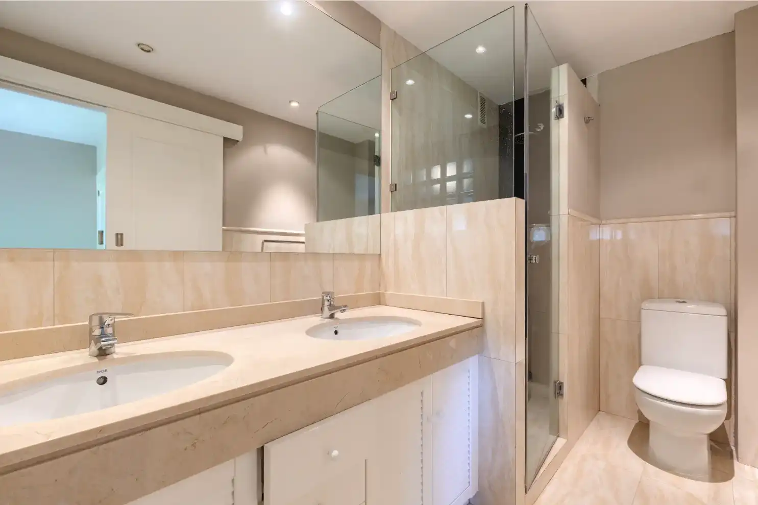 Baño de Casa adosada en venta en Ciudalcampo con Aire acondicionado, Calefacción y Jardín privado