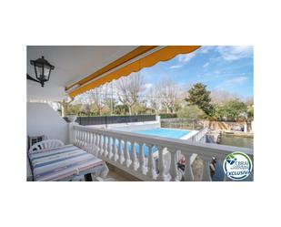 Piscina de Pis en venda en Empuriabrava amb Moblat