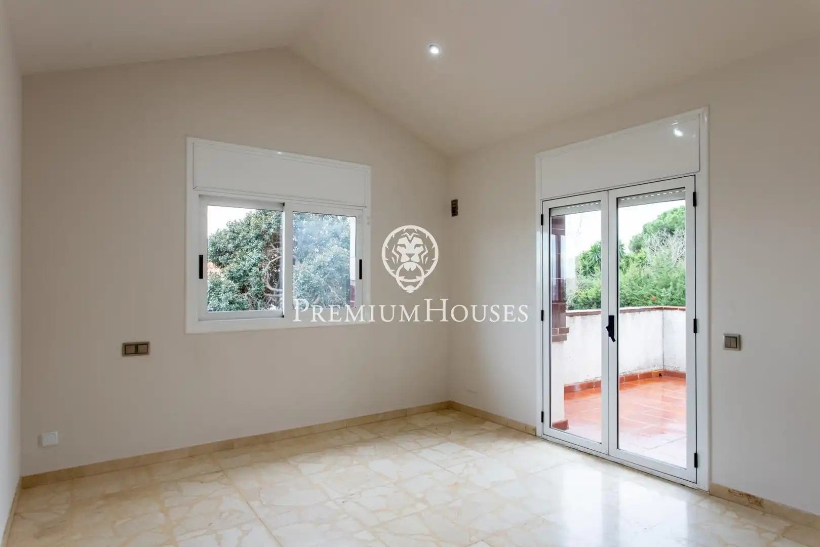 Dormitori de Casa o xalet en venda en Alella amb Aire condicionat, Jardí privat i Terrassa