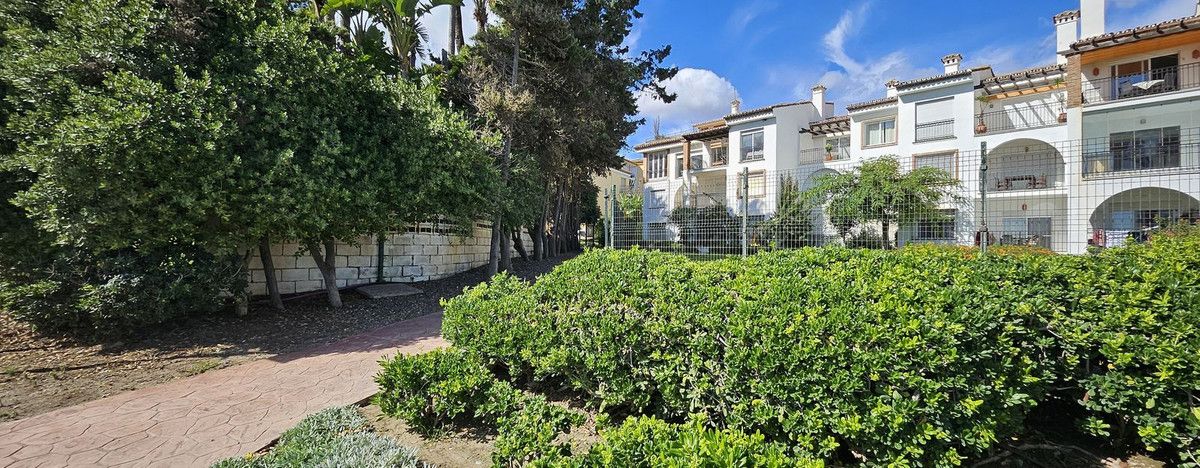 Vista exterior de Pis en venda en Estepona amb Piscina