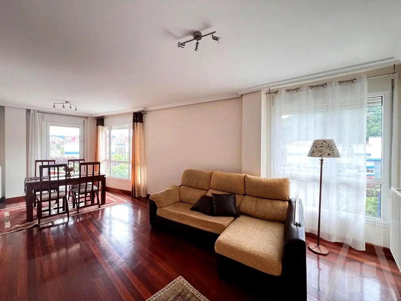 Sala de estar de Piso en venta en Etxebarri con Calefacción, Parquet y Terraza