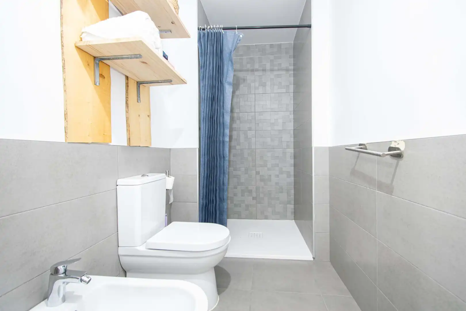 Bathroom of Flat for sale in Sevilla  with Air Conditioner, Heating and Private garden