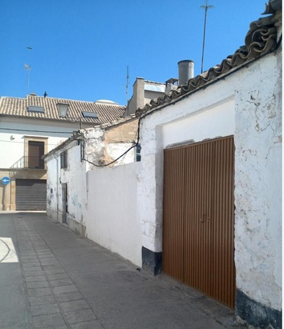 Vista exterior de Casa adosada en venta en Baeza con Balcón