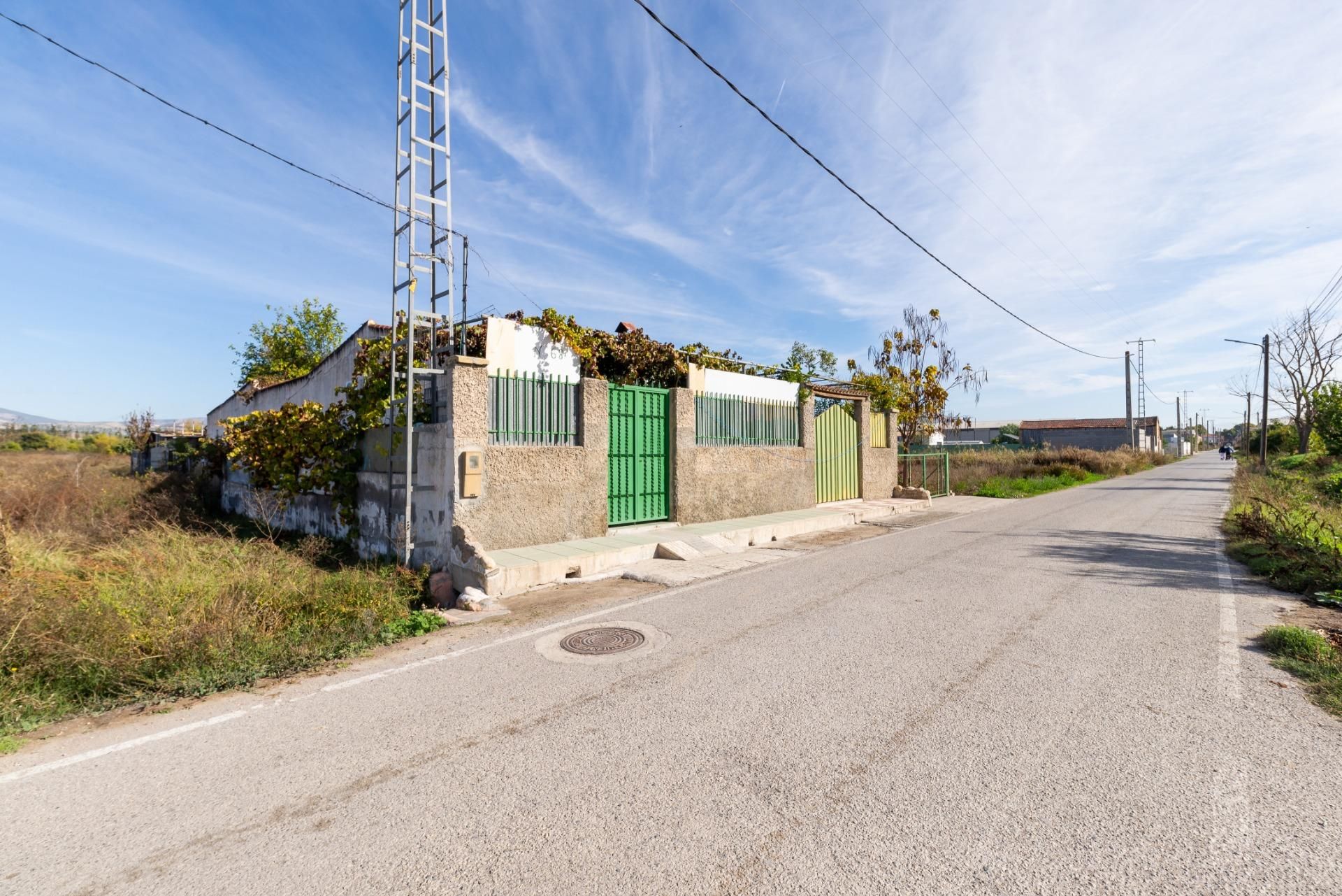 Vista exterior de Finca rústica en venda en Fuente Vaqueros amb Jardí privat