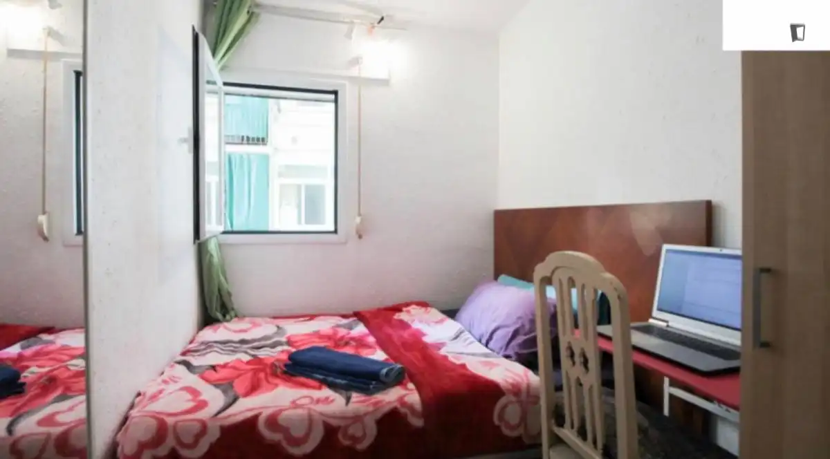 Dormitori de Apartament per a compartir en Barcelona amb Calefacció, Moblat i Forn