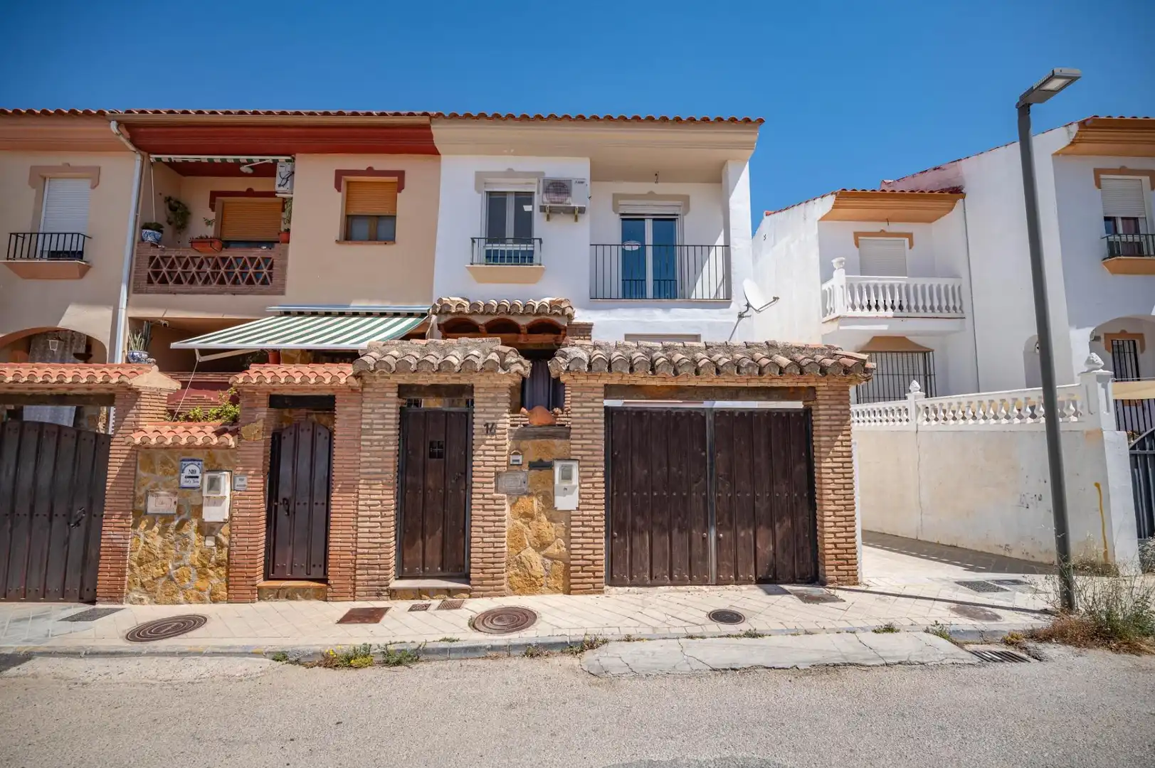 Vista exterior de Casa adosada en venda en Villa de Otura amb Aire condicionat, Calefacció i Balcó