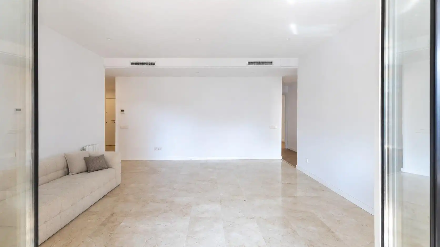 Wohnung zum Verkauf in Barcelona mit Klimaanlage, Heizung und Terrasse