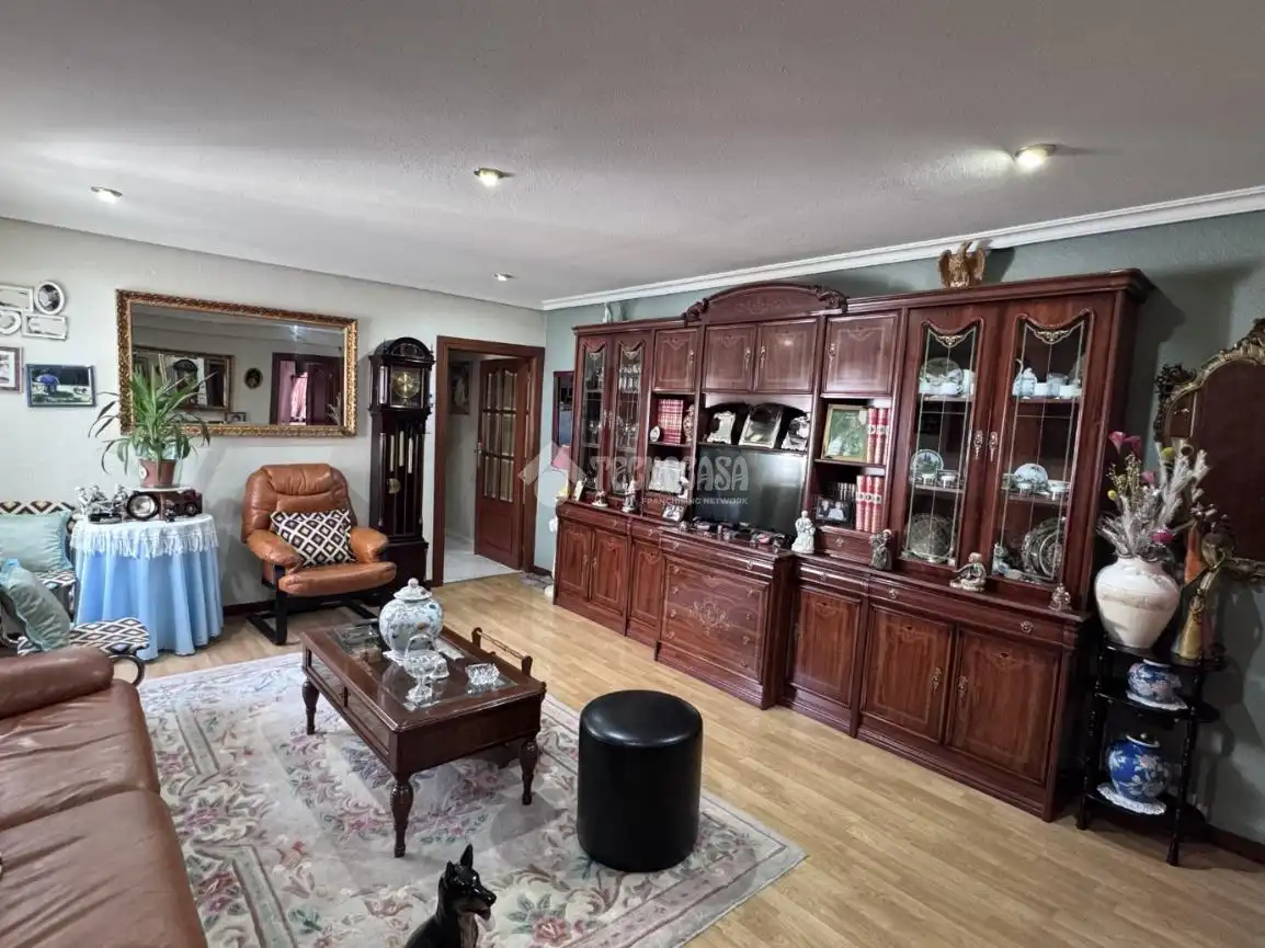 Sala de estar de Piso en venta en León Capital  con Calefacción, Parquet y Trastero