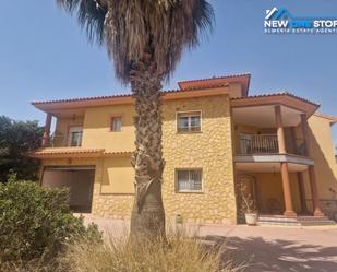 Vista exterior de Casa adosada en venda en Cuevas del Almanzora amb Aire condicionat, Calefacció i Jardí privat