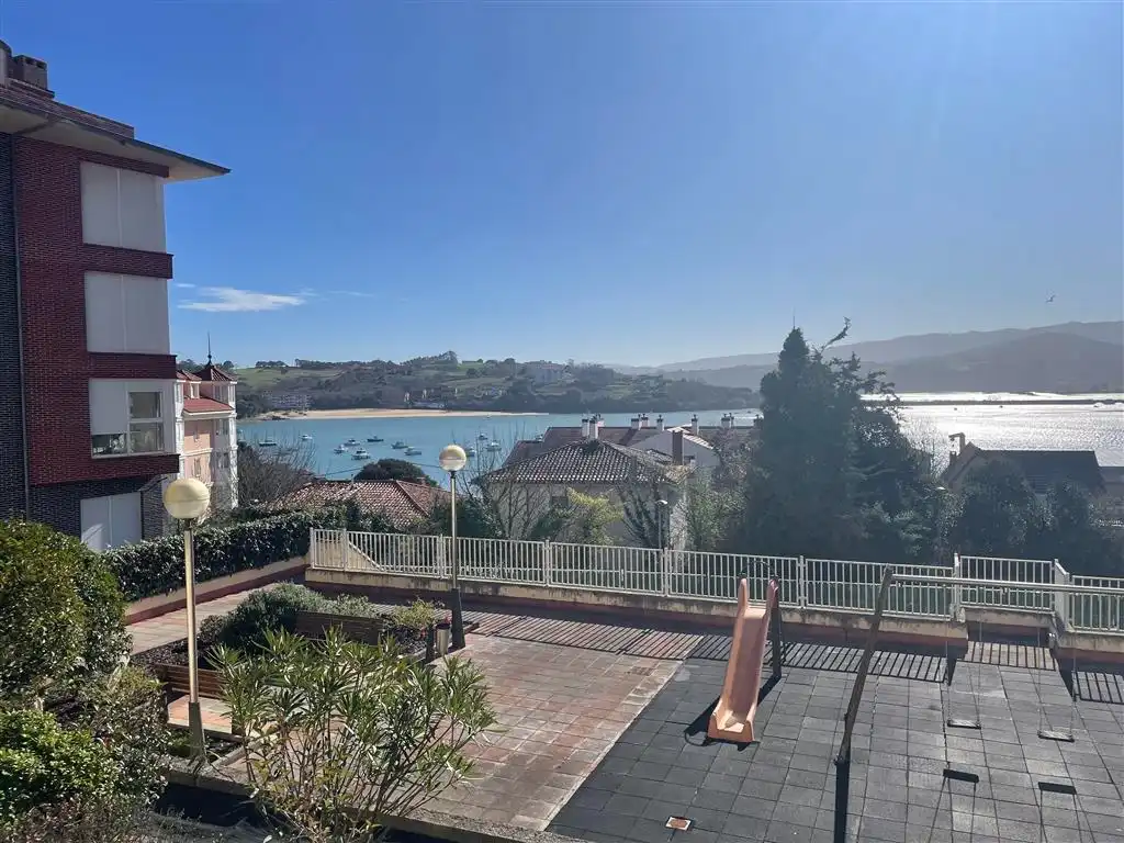 Vista exterior de Dúplex de lloguer amb opció a compra en San Vicente de la Barquera amb Calefacció, Parquet i Piscina