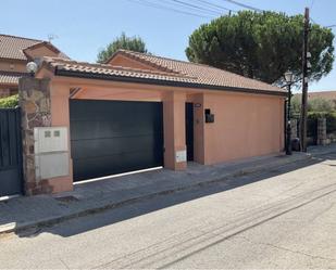 Vista exterior de Casa o xalet de lloguer en La Cabrera amb Terrassa