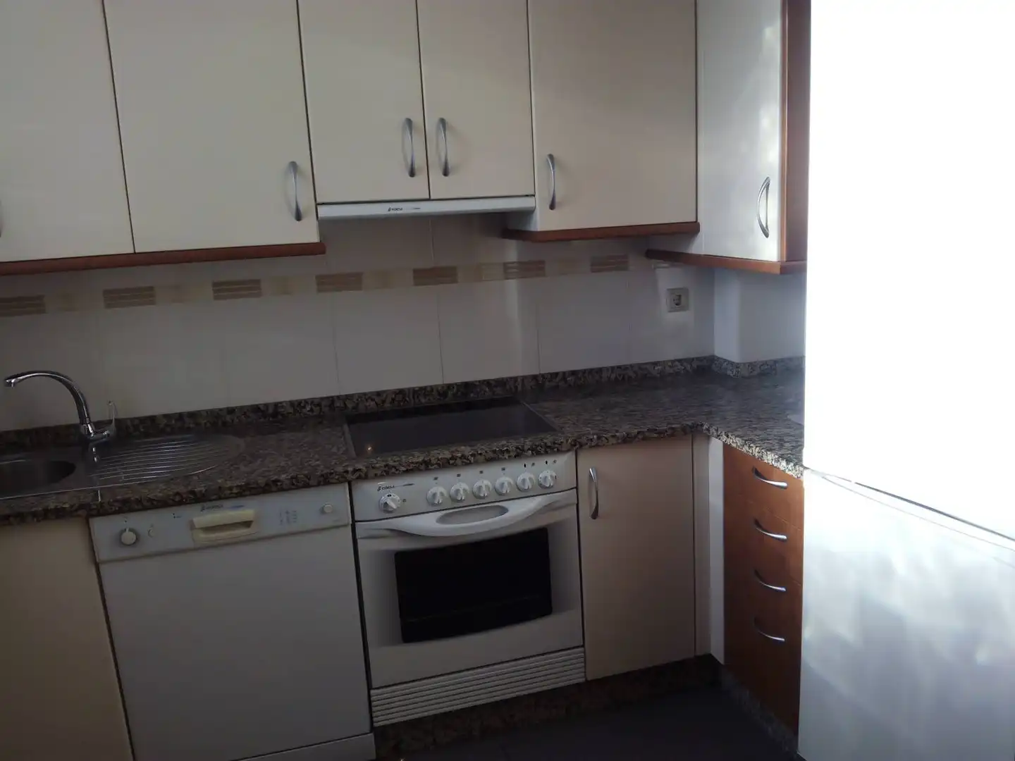 Cuina de Pis de lloguer en Ourense Capital  amb Calefacció, Traster i Moblat