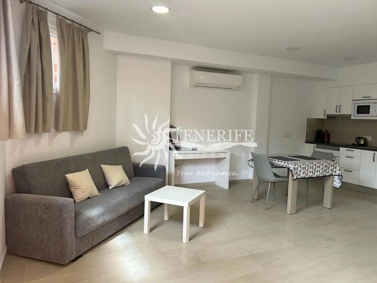 Sala d'estar de Casa o xalet en venda en Adeje amb Aire condicionat, Terrassa i Moblat