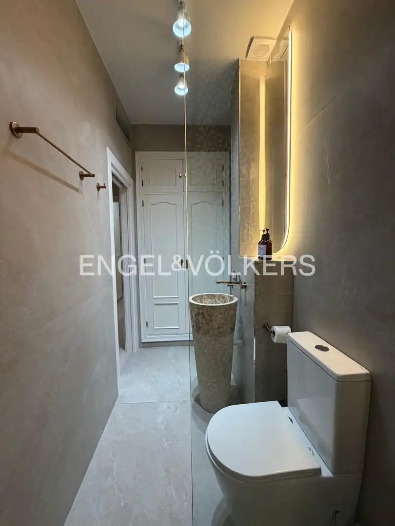 Badezimmer von Erdgeschoss zur Miete in Sevilla mit Klimaanlage, Heizung und Möbliert