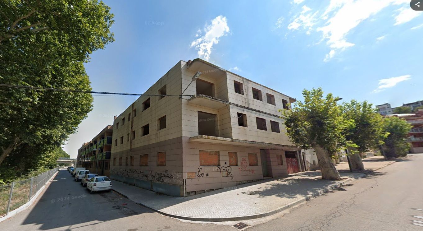 Vista exterior de Edifici en venda en Les Borges Blanques amb Alarma