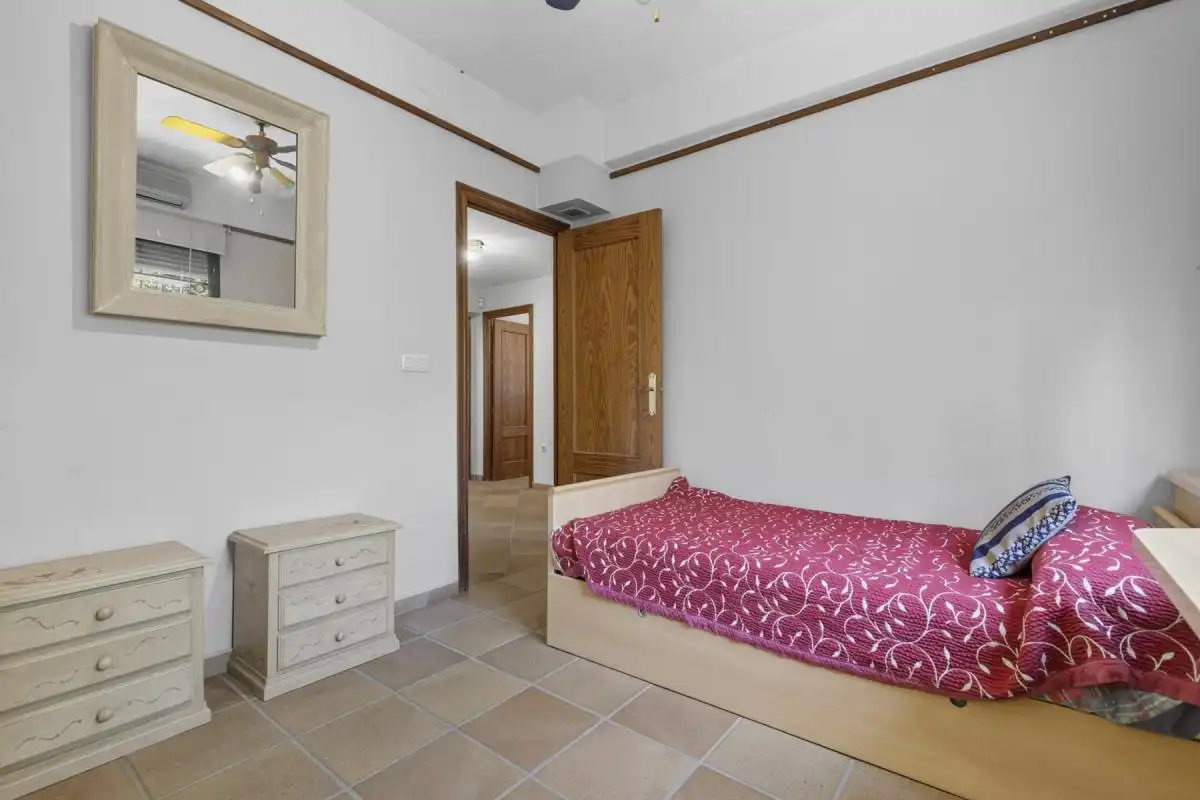 Schlafzimmer von Haus oder Chalet zum Verkauf in Bollullos de la Mitación mit Klimaanlage, Heizung und Privatgarten