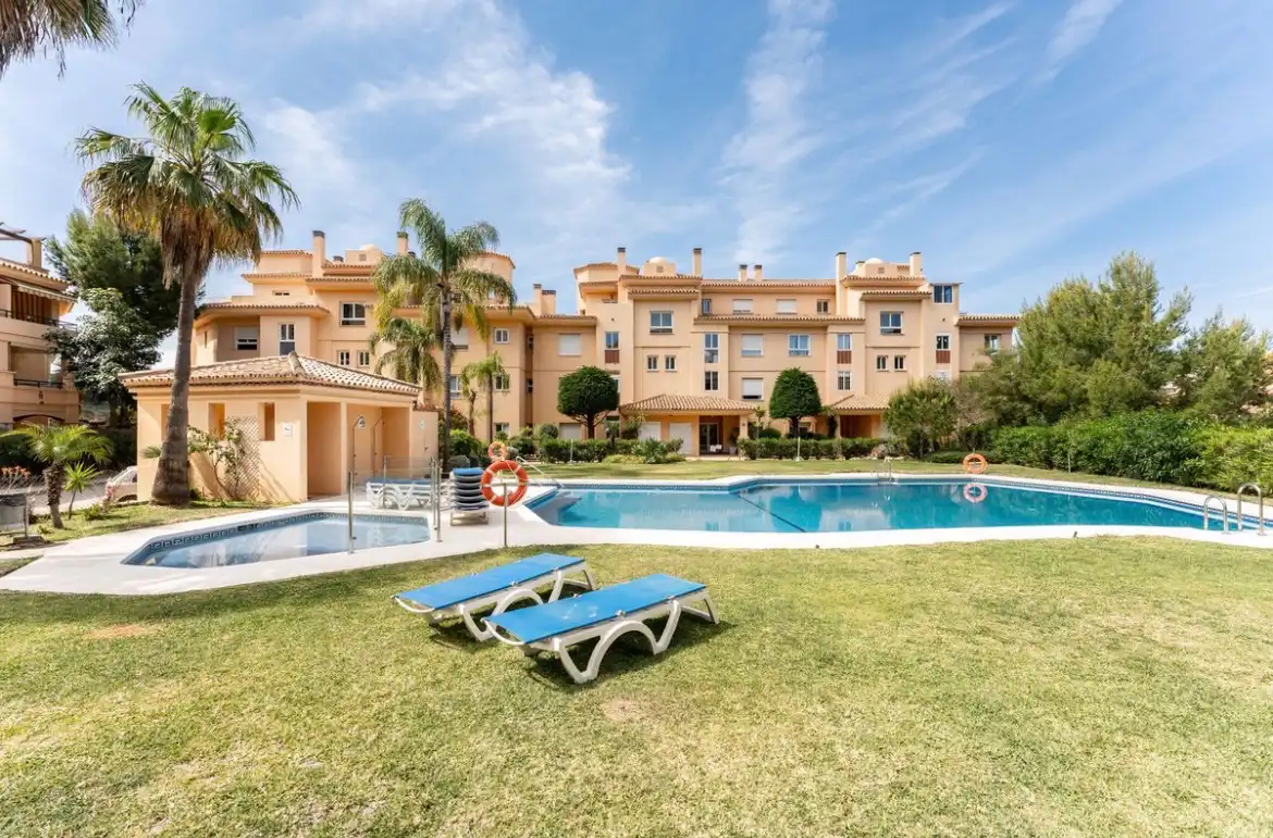 Piso con piscina en venta en Calahonda, imagen 2