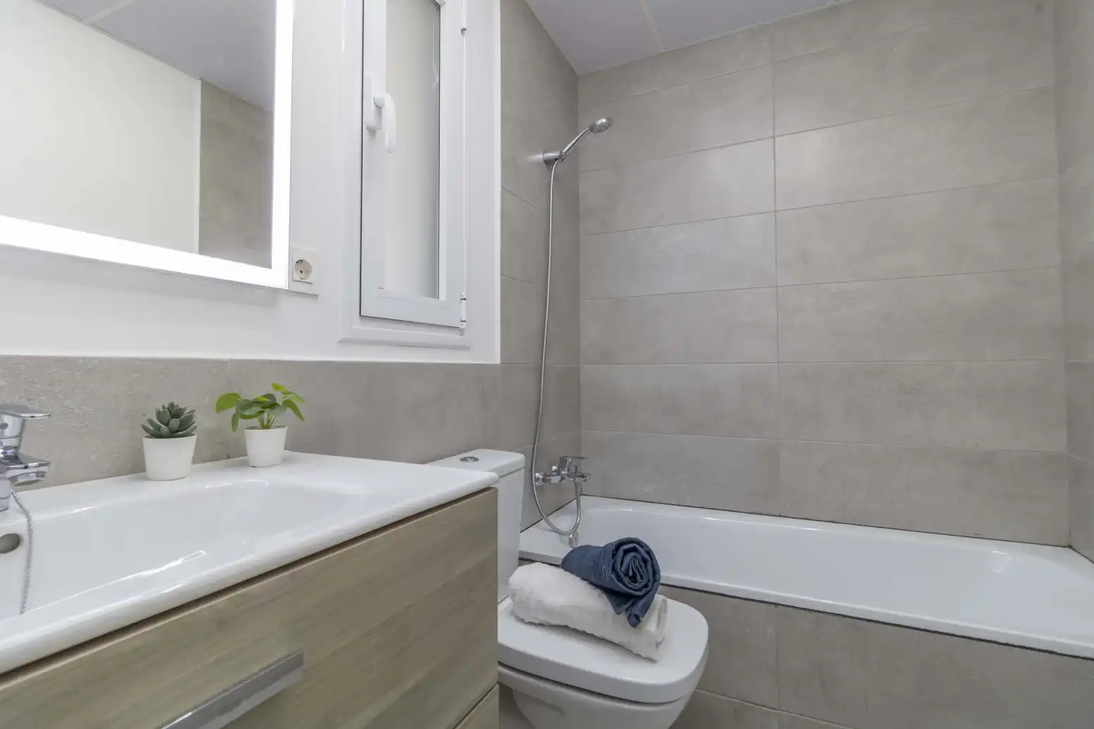 Baño de Piso en venta en Sevilla con Aire acondicionado, Calefacción y Jardín privado