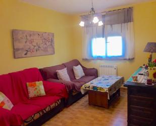 Sala d'estar de Casa adosada en venda en Torre de Don Miguel amb Terrassa i Balcó