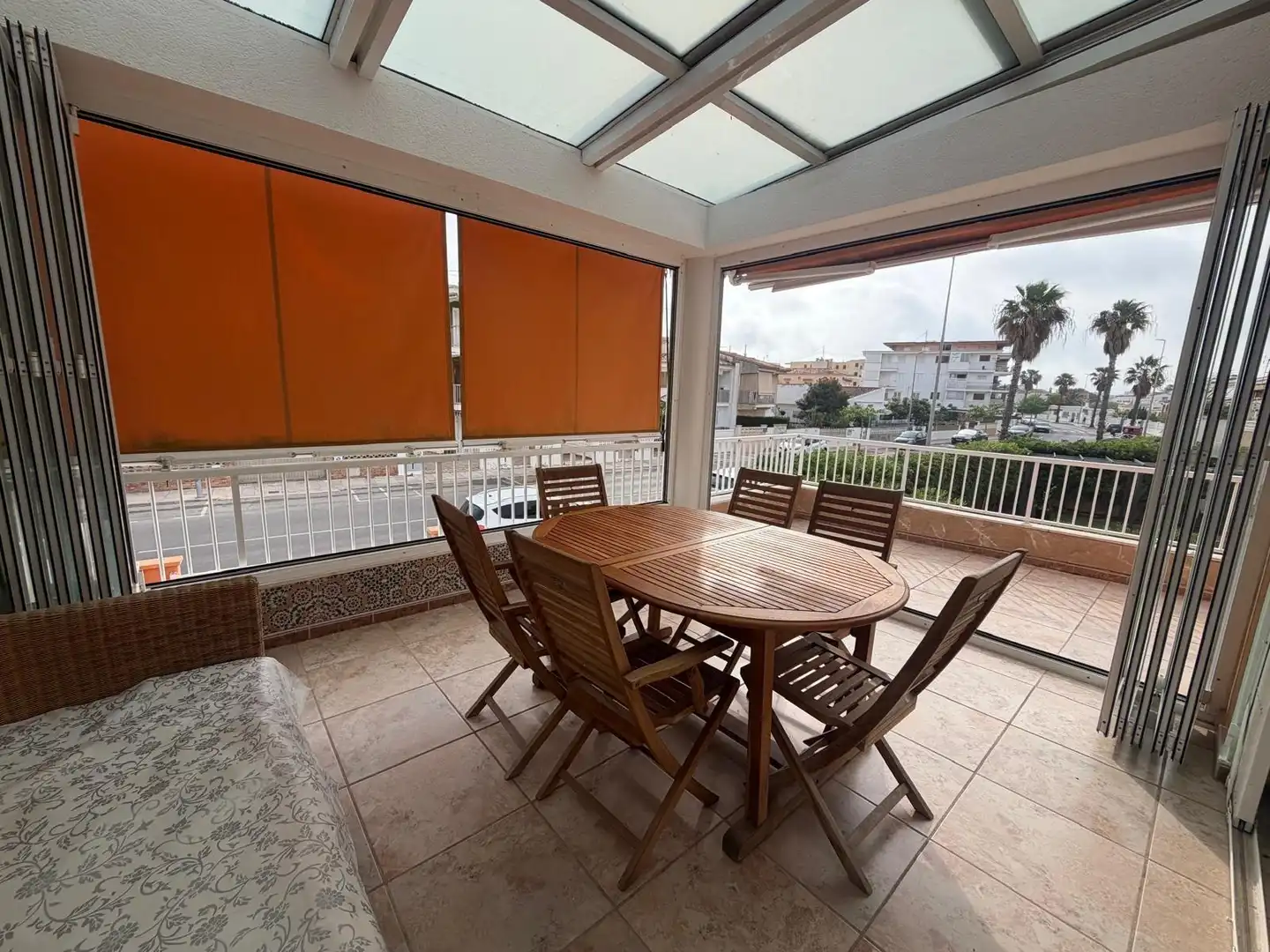 Terrasse von Einfamilien-Reihenhaus zum Verkauf in Oliva mit Klimaanlage, Heizung und Privatgarten