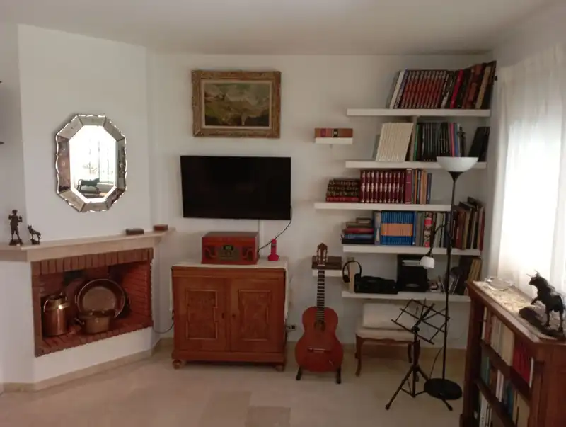 Sala d'estar de Casa adosada en venda en Marbella amb Aire condicionat, Terrassa i Piscina