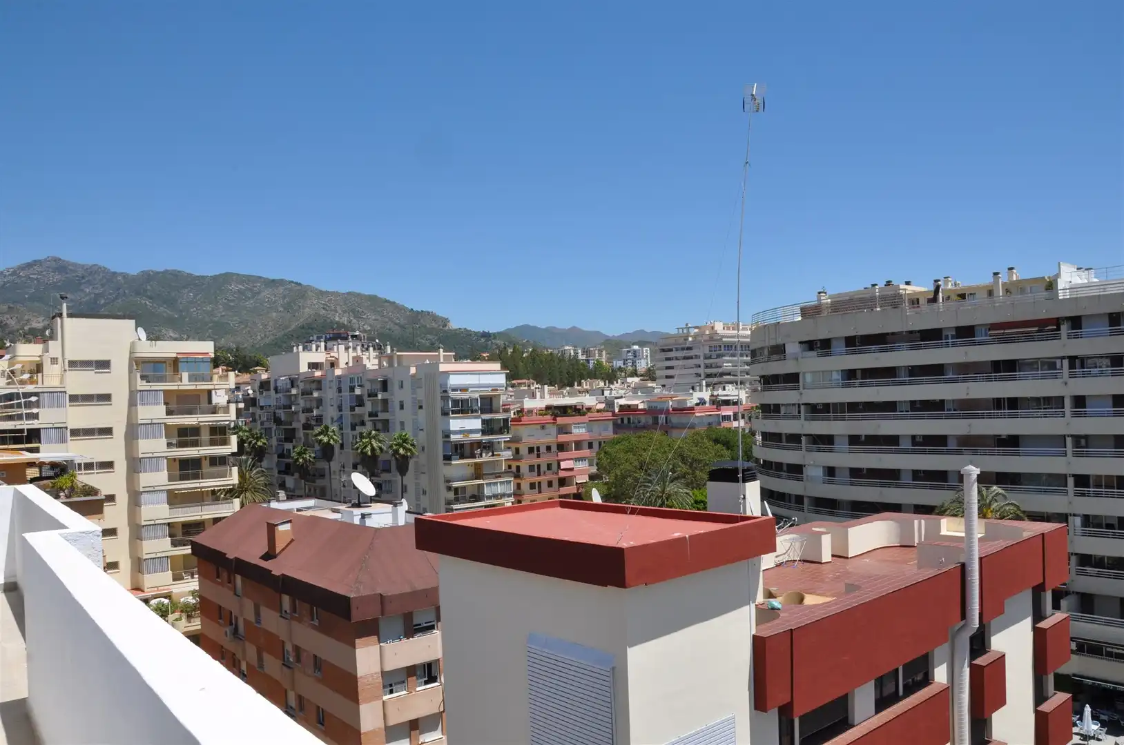 Vista exterior de Ático en venta en Marbella con Aire acondicionado, Terraza y Internet