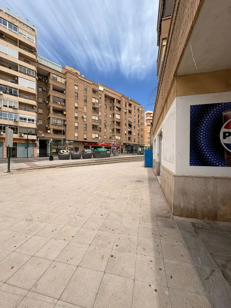 Vista exterior de Local de alquiler en Almería