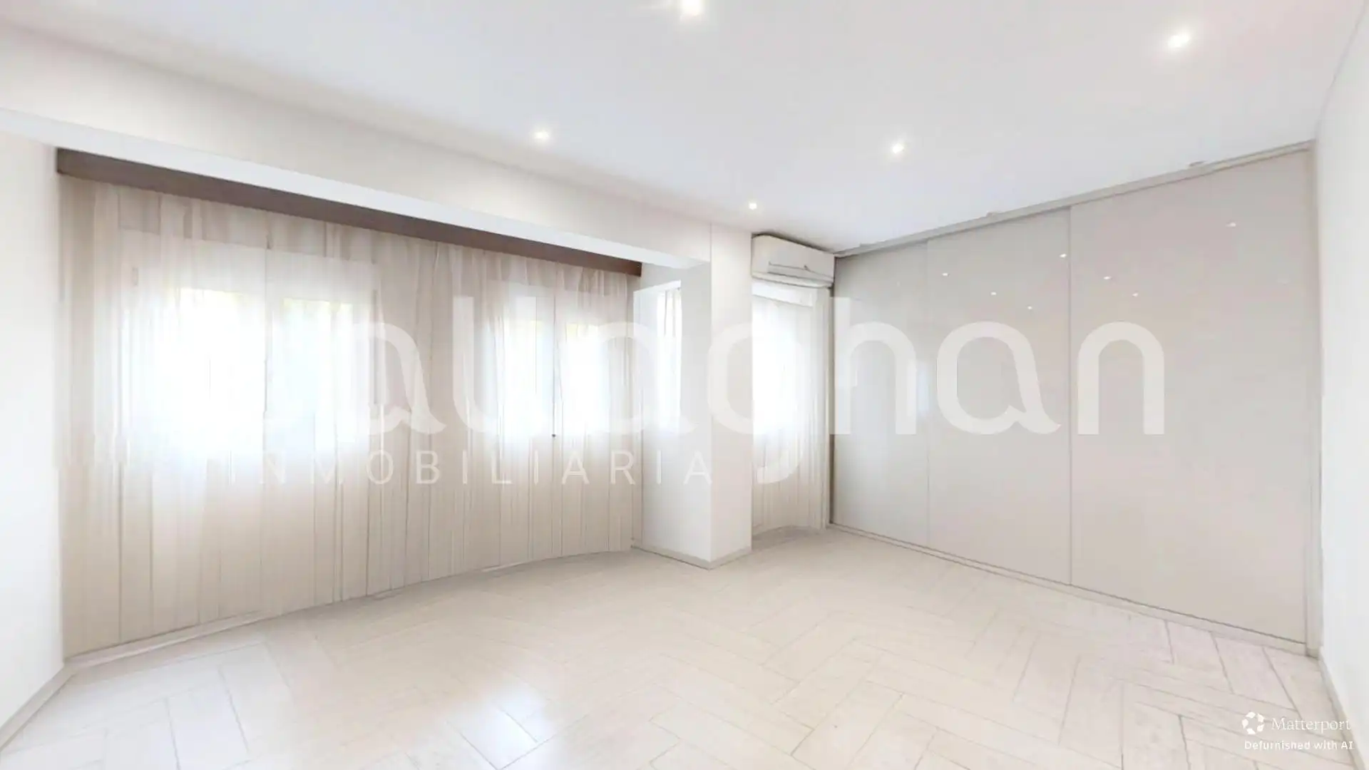 Flat for sale in Valencia  with Air Conditioner, Heating and Furnished