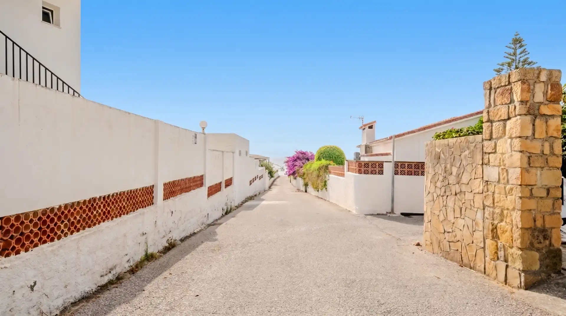 Vista exterior de Casa o xalet en venda en Manilva amb Aire condicionat i Terrassa