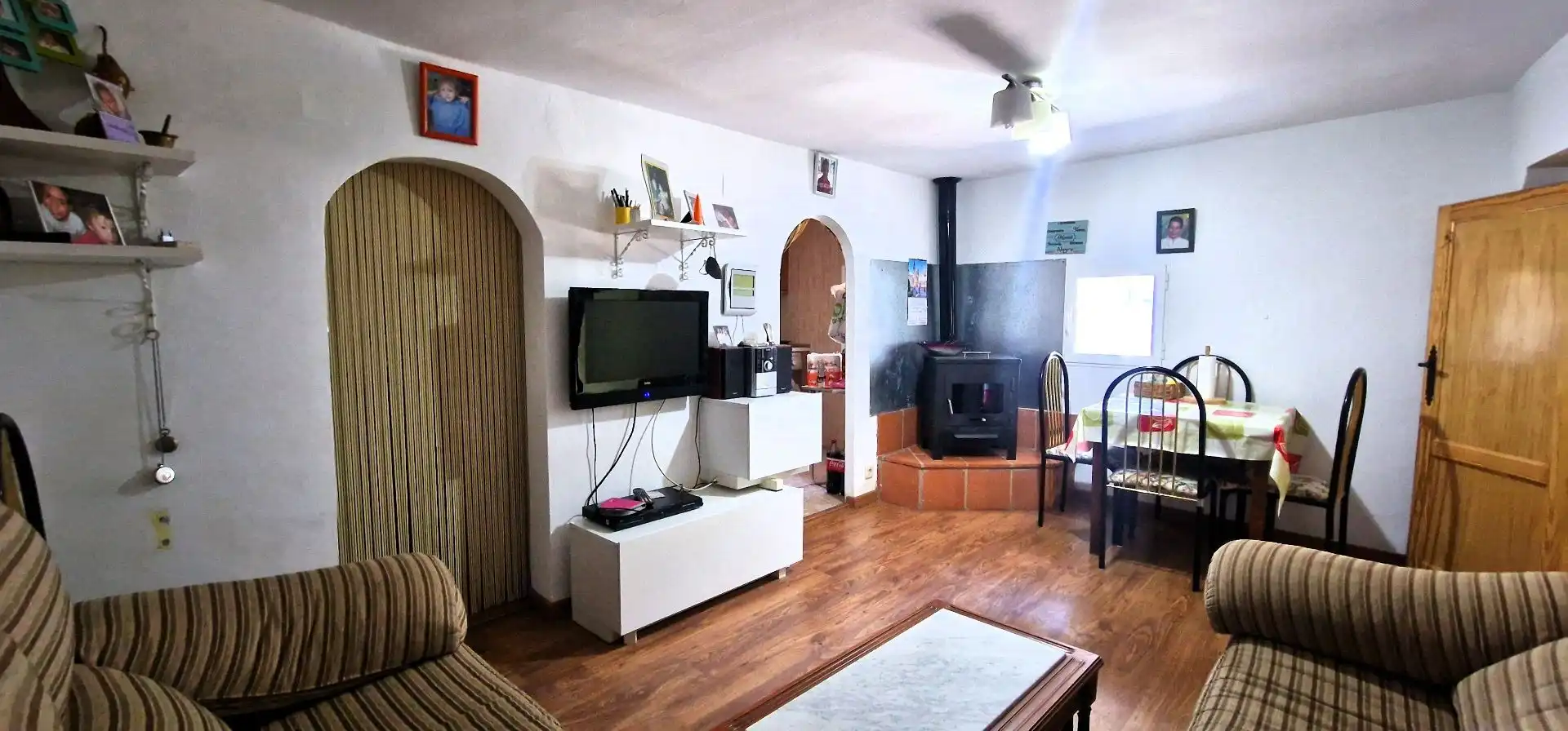 Wohnzimmer von Einfamilien-Reihenhaus zum Verkauf in Jarandilla de la Vera mit Klimaanlage, Terrasse und Möbliert
