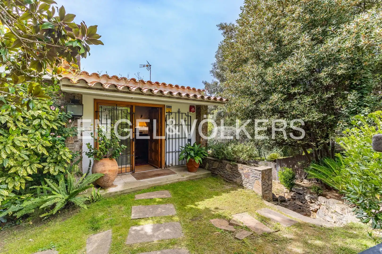 Vista exterior de Casa o xalet en venda en Cerdanyola del Vallès amb Calefacció, Jardí privat i Parquet