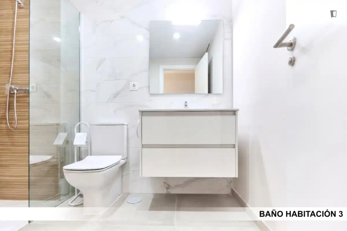 Bany de Apartament per a compartir en Dos Hermanas amb Aire condicionat, Calefacció i Moblat
