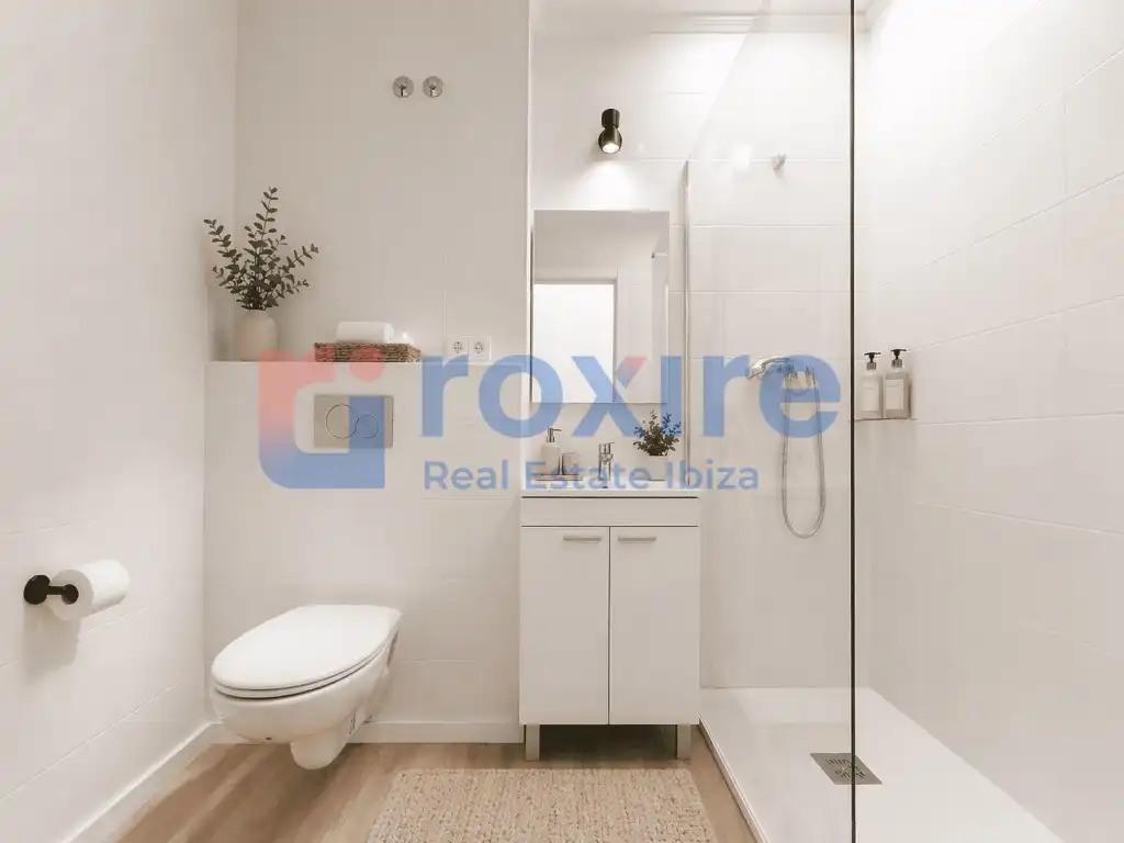 Badezimmer von Maisonette zum Verkauf in Sant Josep de sa Talaia mit Klimaanlage, Heizung und Terrasse