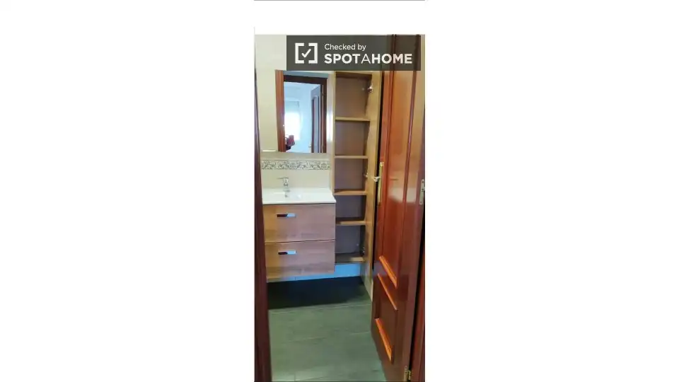 Baño de Piso para compartir en Barcelona con Aire acondicionado, Calefacción y Amueblado