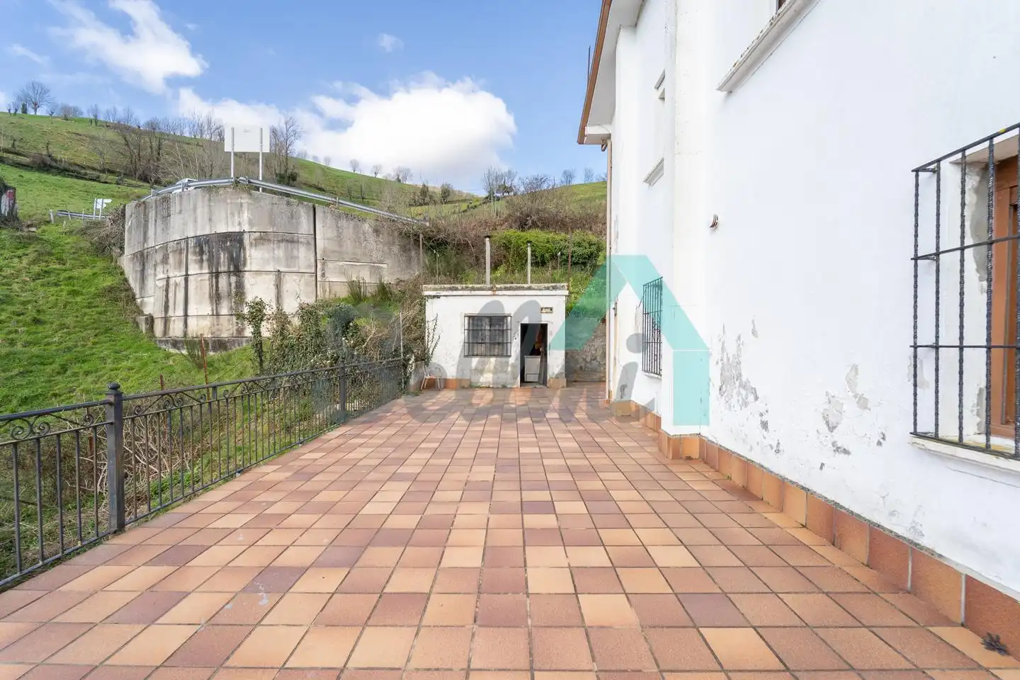 Vista exterior de Casa adosada en venda en Cangas del Narcea amb Calefacció, Jardí privat i Terrassa