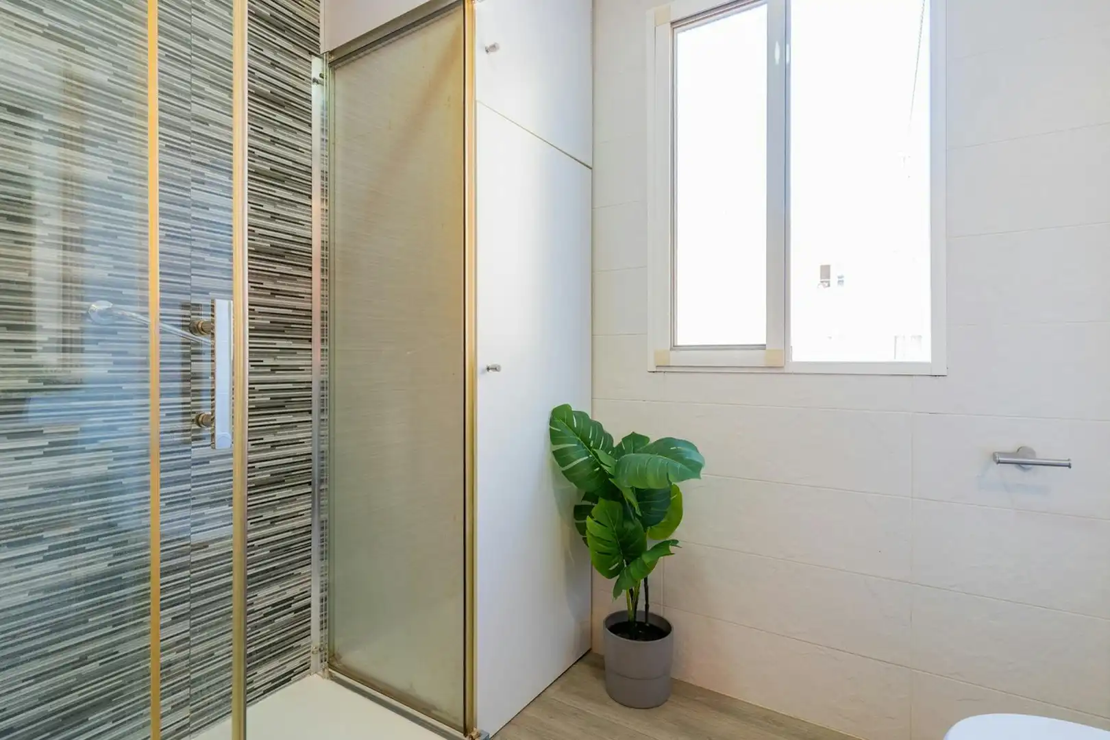 Bathroom of Flat for share in Valencia  with Furnished, Washing machine and TV